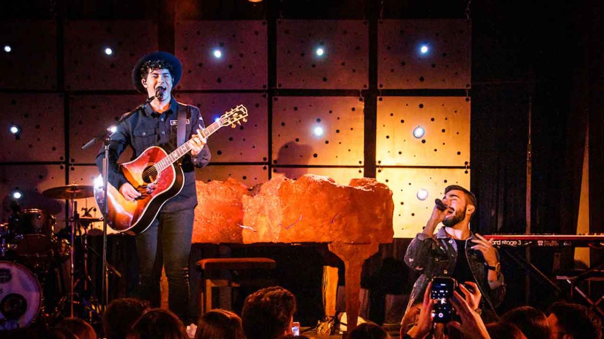 Alfred García y Rayden en un concierto en Valencia. Fotografía Roser Gamonal