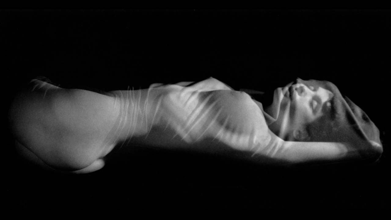 Ruth Bernhard y las formas de un cuerpo cubierto por una seda