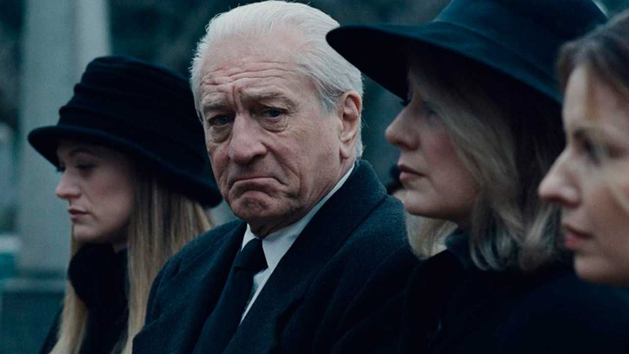 Robert de Niro en un funeral, en la película "El Irlandés"